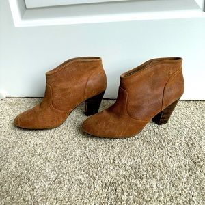 Report size 7 leather ankle boots/booties
